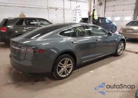 2013 Tesla Model S z USA, uszkodzony, nr VIN 5YJSA1CN9DFP13148